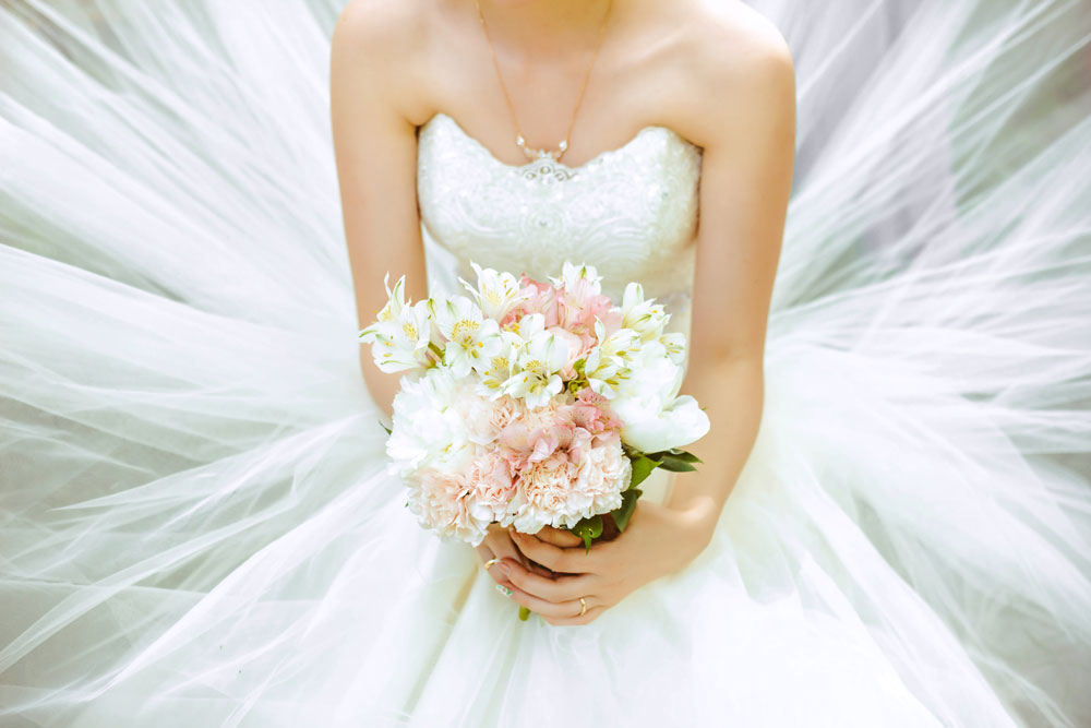 Services-Wedding-Dresses-Bride-with-Flowers